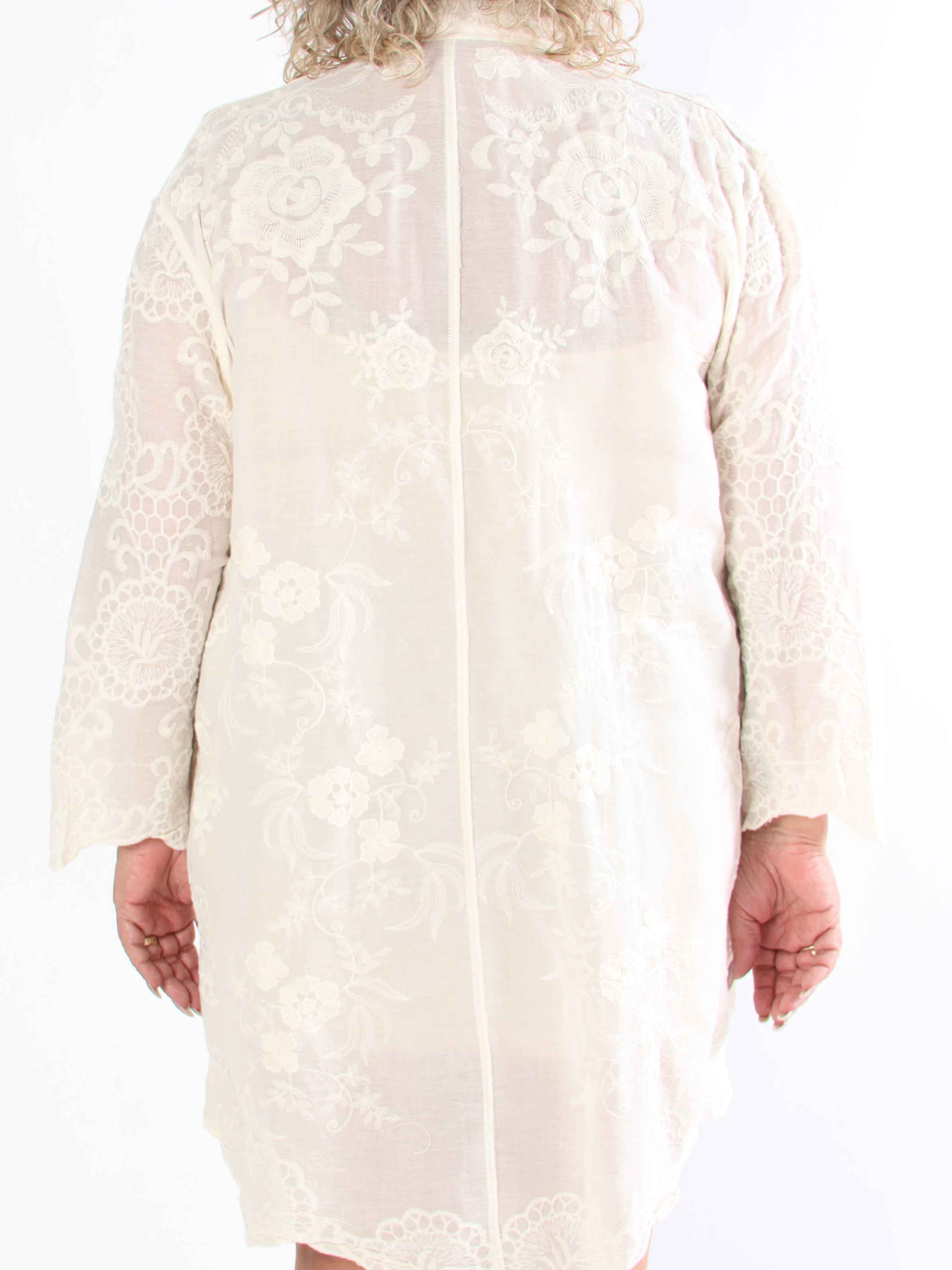 Cynthia - Sød plus size skjorte i bomuld med fine broderinger